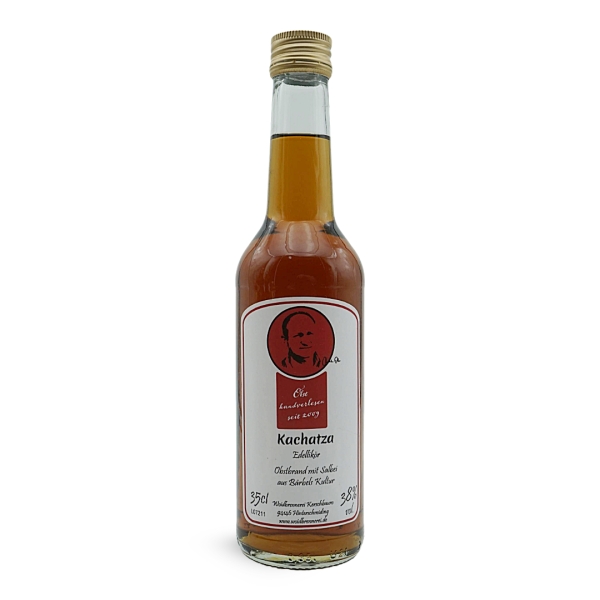 Ein Bild zeigt eine Flasche Kachatza Schnaps mit dem Hinweis: "Authentischer Kachatza Schnaps von der Woidbrennerei – erhältlich bei Woidladinger.de."